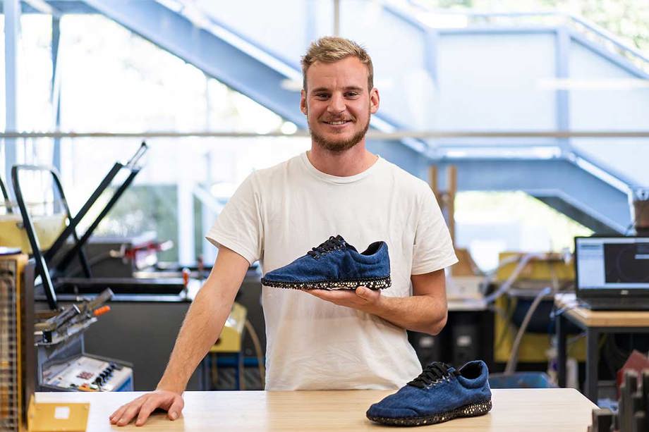Voronoi-Runners-2020-2.jpg Rik Olthuis with his winning design in the Wellington School of Design 3D workshop